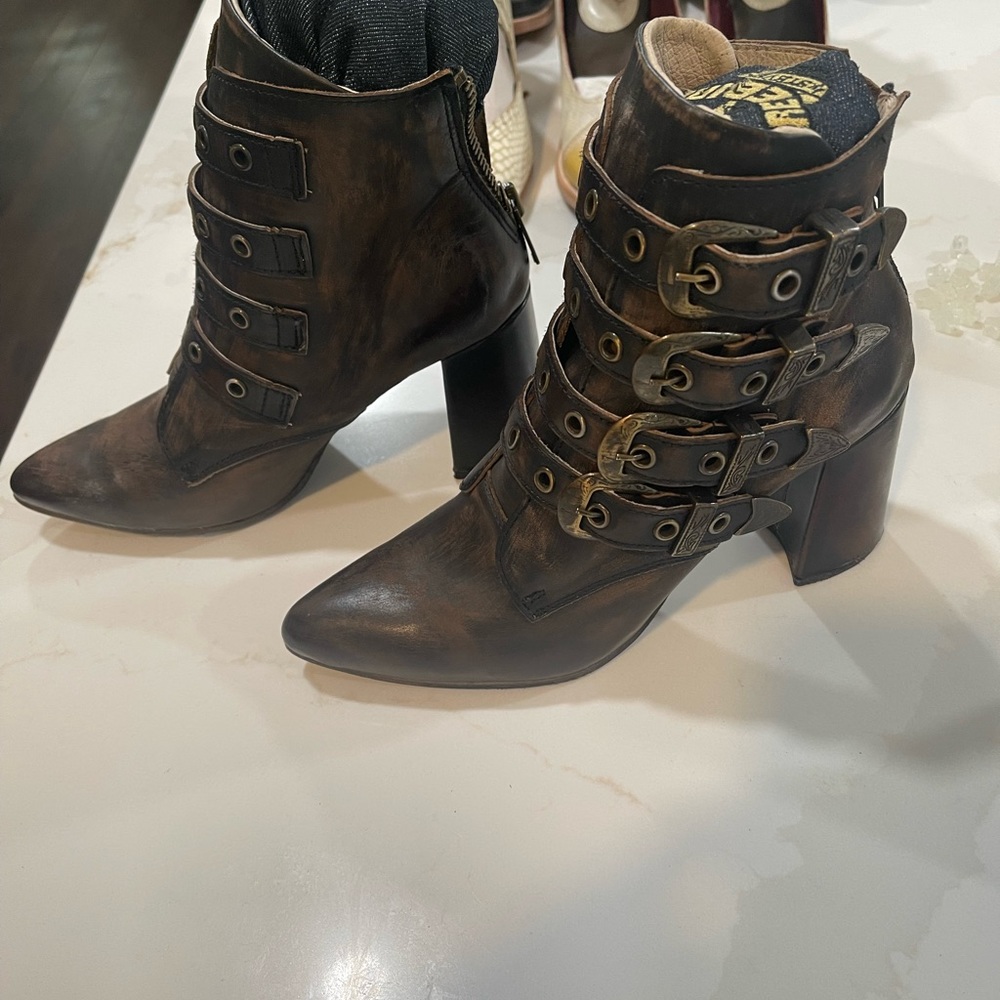 Brand New Freebird Jayden Size 9 Distressed Black